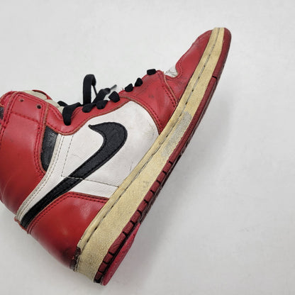 【現状渡し品】【メンズ/レディース】 NIKE ナイキ 130207 101 観賞用 AIR JORDAN 1 RETRO HIGH CHICAGO (1994) エア ジョーダン 1 レトロ ハイ シカゴ スニーカー 靴 160-260526-kh-14-izu サイズ：25 カラー：WHITE/BLACK-RED 万代Net店