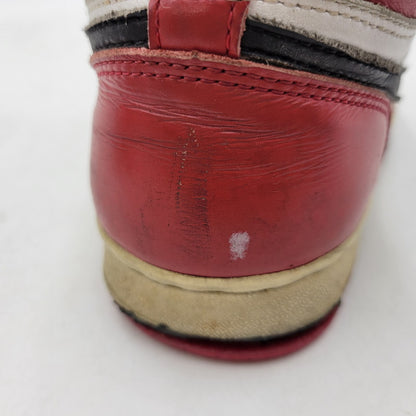 【現状渡し品】【メンズ/レディース】 NIKE ナイキ 130207 101 観賞用 AIR JORDAN 1 RETRO HIGH CHICAGO (1994) エア ジョーダン 1 レトロ ハイ シカゴ スニーカー 靴 160-260526-kh-14-izu サイズ：25 カラー：WHITE/BLACK-RED 万代Net店