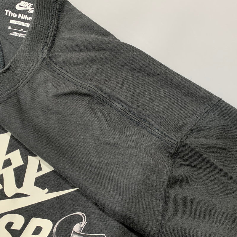 【中古品】【メンズ】 NIKE SB ナイキエスビー HJ0815-060 HAYLEY WILSON ヘイリー ウィルソン S S TEE ショートスリーブ Tシャツ トップス 半袖 148-260625-ya-08-izu サイズ：M カラー：チャコール 万代Net店