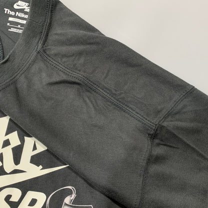 【中古品】【メンズ】 NIKE SB ナイキエスビー HJ0815-060 HAYLEY WILSON ヘイリー ウィルソン S S TEE ショートスリーブ Tシャツ トップス 半袖 148-260625-ya-08-izu サイズ：M カラー：チャコール 万代Net店