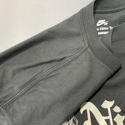 【中古品】【メンズ】 NIKE SB ナイキエスビー HJ0815-060 HAYLEY WILSON ヘイリー ウィルソン S S TEE ショートスリーブ Tシャツ トップス 半袖 148-260625-ya-08-izu サイズ：M カラー：チャコール 万代Net店