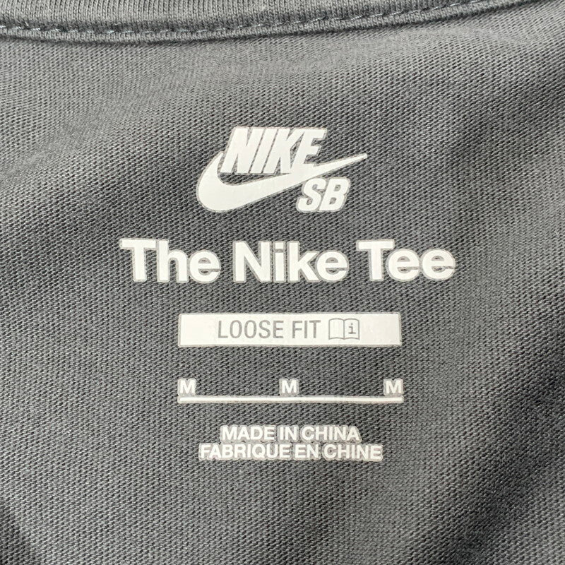 【中古品】【メンズ】 NIKE SB ナイキエスビー HJ0815-060 HAYLEY WILSON ヘイリー ウィルソン S S TEE ショートスリーブ Tシャツ トップス 半袖 148-260625-ya-08-izu サイズ：M カラー：チャコール 万代Net店