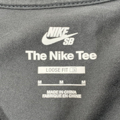 【中古品】【メンズ】 NIKE SB ナイキエスビー HJ0815-060 HAYLEY WILSON ヘイリー ウィルソン S S TEE ショートスリーブ Tシャツ トップス 半袖 148-260625-ya-08-izu サイズ：M カラー：チャコール 万代Net店