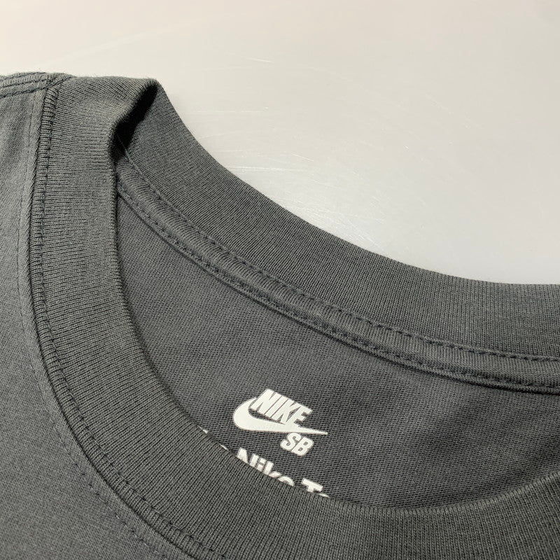【中古品】【メンズ】 NIKE SB ナイキエスビー HJ0815-060 HAYLEY WILSON ヘイリー ウィルソン S S TEE ショートスリーブ Tシャツ トップス 半袖 148-260625-ya-08-izu サイズ：M カラー：チャコール 万代Net店