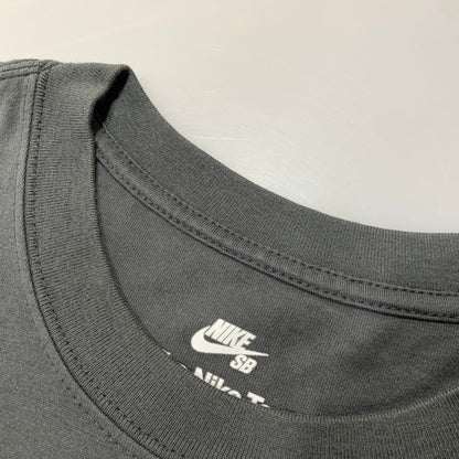 【中古品】【メンズ】 NIKE SB ナイキエスビー HJ0815-060 HAYLEY WILSON ヘイリー ウィルソン S S TEE ショートスリーブ Tシャツ トップス 半袖 148-260625-ya-08-izu サイズ：M カラー：チャコール 万代Net店