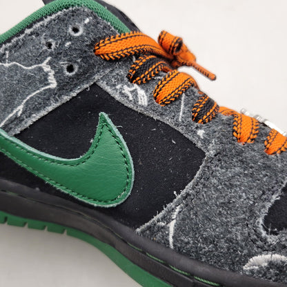 【中古品】【メンズ/レディース】 NIKE SB ナイキエスビー × THERE SKATEBOARDS ゼアスケートボード DUNK LOW QS HF7743-001 ダンク ロー QS スニーカー シューズ 靴 160-260417-as-11-izu サイズ：26cm カラー：BLACK/GORGE GREEN-SUMMIT WHITE 万代Net店
