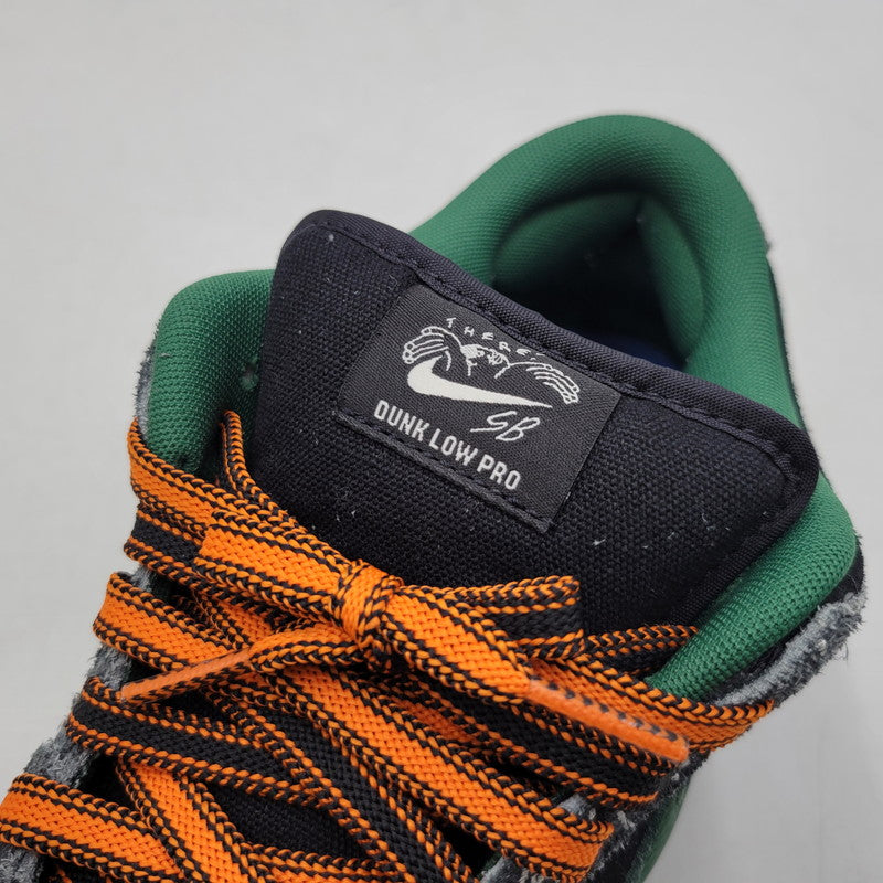 【中古品】【メンズ/レディース】 NIKE SB ナイキエスビー × THERE SKATEBOARDS ゼアスケートボード DUNK LOW QS HF7743-001 ダンク ロー QS スニーカー シューズ 靴 160-260417-as-11-izu サイズ：26cm カラー：BLACK/GORGE GREEN-SUMMIT WHITE 万代Net店