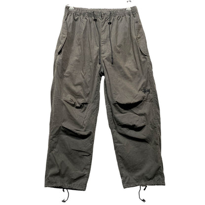 【中古品】【メンズ】 STUSSY ステューシー 116562 22AW NYCO OVER TROUSERS ナイコ オーバー トラウザーズ ズボン ボトムス 153-260626-ya-03-izu サイズ：M カラー：チャコール 万代Net店