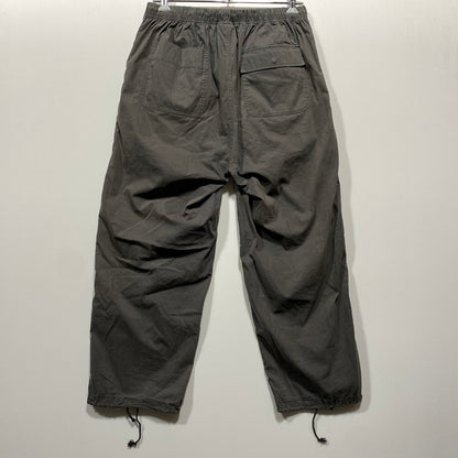【中古品】【メンズ】 STUSSY ステューシー 116562 22AW NYCO OVER TROUSERS ナイコ オーバー トラウザーズ ズボン ボトムス 153-260626-ya-03-izu サイズ：M カラー：チャコール 万代Net店
