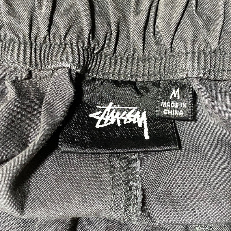 【中古品】【メンズ】 STUSSY ステューシー 116562 22AW NYCO OVER TROUSERS ナイコ オーバー トラウザーズ ズボン ボトムス 153-260626-ya-03-izu サイズ：M カラー：チャコール 万代Net店