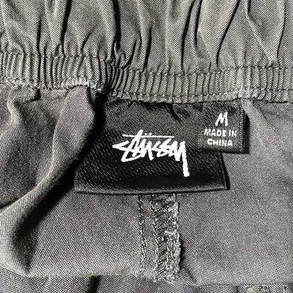 【中古品】【メンズ】 STUSSY ステューシー 116562 22AW NYCO OVER TROUSERS ナイコ オーバー トラウザーズ ズボン ボトムス 153-260626-ya-03-izu サイズ：M カラー：チャコール 万代Net店