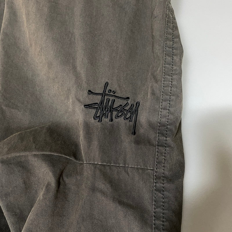 【中古品】【メンズ】 STUSSY ステューシー 116562 22AW NYCO OVER TROUSERS ナイコ オーバー トラウザーズ ズボン ボトムス 153-260626-ya-03-izu サイズ：M カラー：チャコール 万代Net店