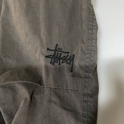 【中古品】【メンズ】 STUSSY ステューシー 116562 22AW NYCO OVER TROUSERS ナイコ オーバー トラウザーズ ズボン ボトムス 153-260626-ya-03-izu サイズ：M カラー：チャコール 万代Net店
