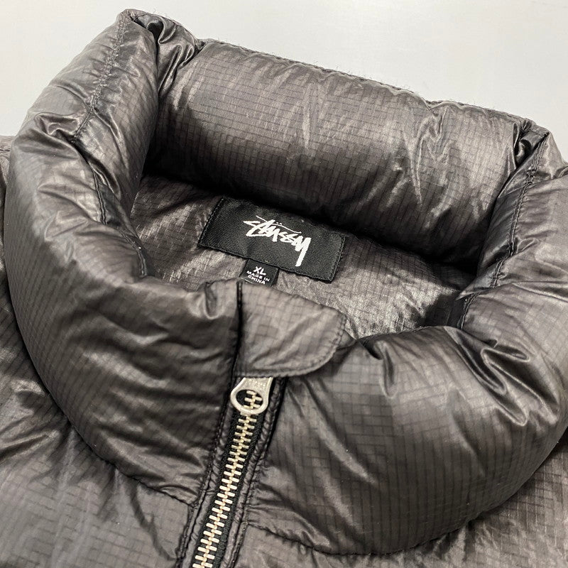 【中古品】【メンズ】 STUSSY ステューシー 115742 DOWN PUFFER PARACHUTE RIPSTOP ダウン パッファ パラシュート リップストップ ジャケット アウター 142-260906-kh-10-izu サイズ：XL カラー：チャコール系 万代Net店