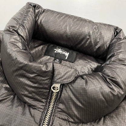 【中古品】【メンズ】 STUSSY ステューシー 115742 DOWN PUFFER PARACHUTE RIPSTOP ダウン パッファ パラシュート リップストップ ジャケット アウター 142-260906-kh-10-izu サイズ：XL カラー：チャコール系 万代Net店