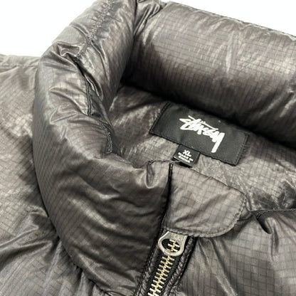 【中古品】【メンズ】 STUSSY ステューシー 115742 DOWN PUFFER PARACHUTE RIPSTOP ダウン パッファ パラシュート リップストップ ジャケット アウター 142-260906-kh-10-izu サイズ：XL カラー：チャコール系 万代Net店