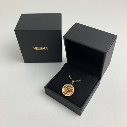 【中古品】【メンズ】 VERSACE ヴェルサーチェ メデューサロゴ ネックレス ゴールドトーン.ラインストーン ペンダント アクセサリー 192-260714-ky-17-fuzh 万代Net店