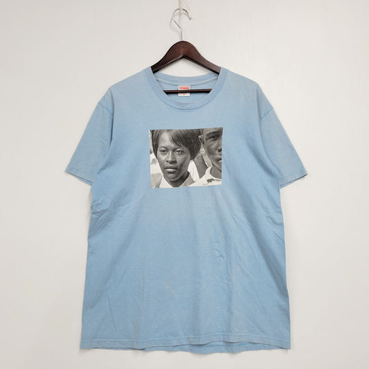 【中古品】【メンズ】 Supreme シュプリーム ROY DECARAVA MISSISSIPPI TEE ロイ・デカラヴァ ミシシッピ Tシャツ 半袖 トップス 149-250920-as-05-izu サイズ：M カラー：ブルー 万代Net店