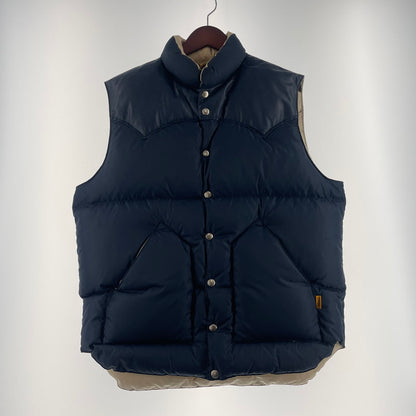 【中古品】【メンズ】 ROCKY MOUNTAIN FEATHERBED ロッキン マウンテン フェザー ベッド × STANDARD CALIFORNIA スタンダード カルフォルニア 別注コラボ SD DOWN VEST 290-252-22 ダウンベストアウター 140-260701-sa-16-tei サイズ：44 カラー：ネイビー 万代Net店