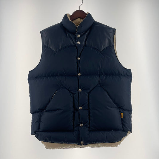 【中古品】【メンズ】 ROCKY MOUNTAIN FEATHERBED ロッキン マウンテン フェザー ベッド × STANDARD CALIFORNIA スタンダード カルフォルニア 別注コラボ SD DOWN VEST 290-252-22 ダウンベストアウター 140-260701-sa-16-tei サイズ：44 カラー：ネイビー 万代Net店