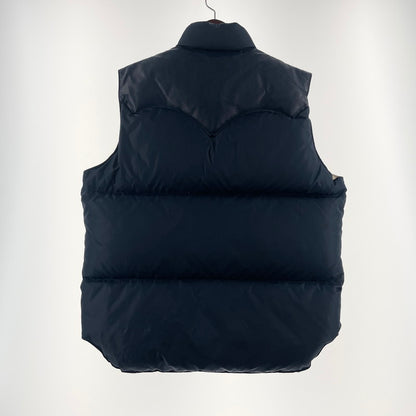 【中古品】【メンズ】 ROCKY MOUNTAIN FEATHERBED ロッキン マウンテン フェザー ベッド × STANDARD CALIFORNIA スタンダード カルフォルニア 別注コラボ SD DOWN VEST 290-252-22 ダウンベストアウター 140-260701-sa-16-tei サイズ：44 カラー：ネイビー 万代Net店