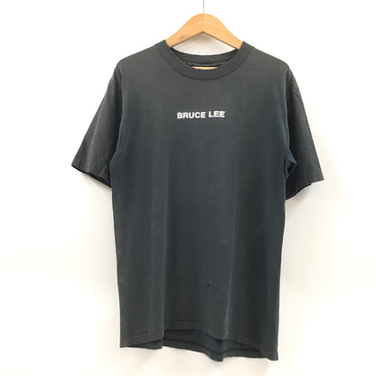 【ジャンク品】【メンズ】 UNITED SPORTS ユナイテッドスポーツ 90S "BRUCE LEE" PRINT S/S TEE 両シングル USA製 ブルース・リー プリント 半袖Tシャツ トップス 146-260723-hn-03-fur サイズ：L カラー：チャコール系 万代Net店