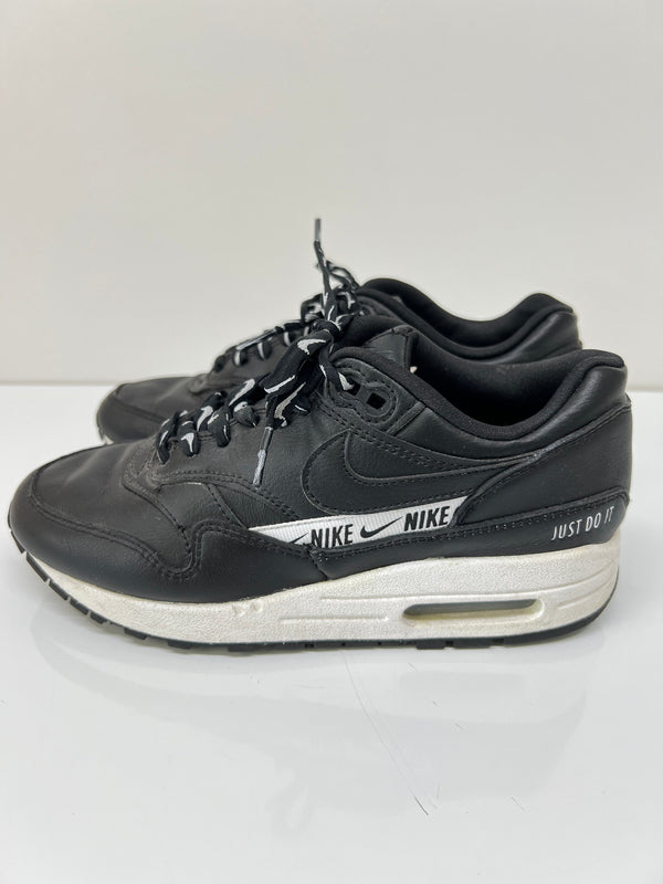 【中古品】【レディース】 NIKE ナイキ WMNS AIR MAX 1 SE JUST DO IT 881101-005 ウィメンズ エアマックス 1 エスイー ジャストドゥイット スニーカー 160-260822-SH-14-hon サイズ：22.5cm US5.5 カラー：ブラック 万代Net店