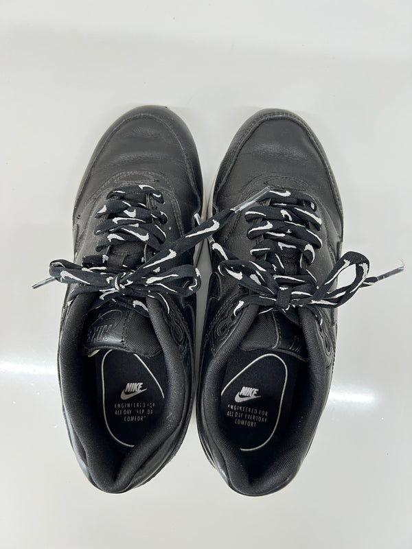 【中古品】【レディース】 NIKE ナイキ WMNS AIR MAX 1 SE JUST DO IT 881101-005 ウィメンズ エアマックス 1 エスイー ジャストドゥイット スニーカー 160-260822-SH-14-hon サイズ：22.5cm US5.5 カラー：ブラック 万代Net店