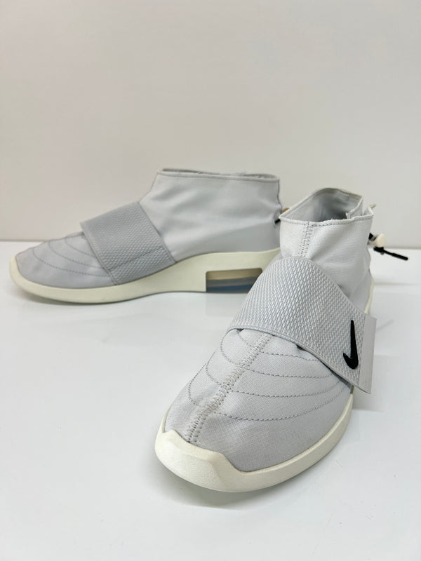 【中古品】【メンズ】 NIKE ナイキ×FEAR OF GOD フィア オブ ゴッド 別注 コラボ MOC PURE PLATINUM AT8086-001モック ピュアプラチナム スニーカー 靴 160-260822-SH-15-hon サイズ：26.5cm US8.5 カラー：グレー 万代Net店
