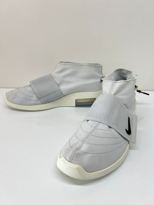 【中古品】【メンズ】 NIKE ナイキ×FEAR OF GOD フィア オブ ゴッド 別注 コラボ MOC PURE PLATINUM AT8086-001モック ピュアプラチナム スニーカー 靴 160-260822-SH-15-hon サイズ：26.5cm US8.5 カラー：グレー 万代Net店