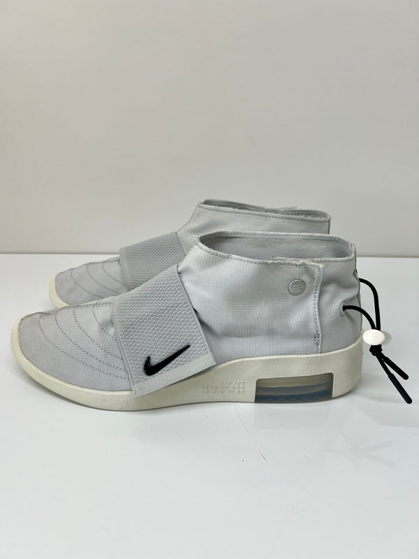 【中古品】【メンズ】 NIKE ナイキ×FEAR OF GOD フィア オブ ゴッド 別注 コラボ MOC PURE PLATINUM AT8086-001モック ピュアプラチナム スニーカー 靴 160-260822-SH-15-hon サイズ：26.5cm US8.5 カラー：グレー 万代Net店