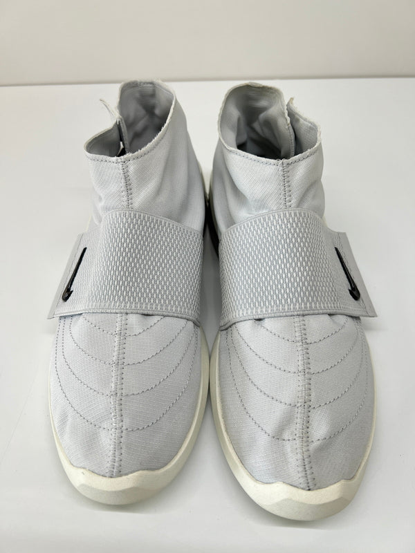 【中古品】【メンズ】 NIKE ナイキ×FEAR OF GOD フィア オブ ゴッド 別注 コラボ MOC PURE PLATINUM AT8086-001モック ピュアプラチナム スニーカー 靴 160-260822-SH-15-hon サイズ：26.5cm US8.5 カラー：グレー 万代Net店