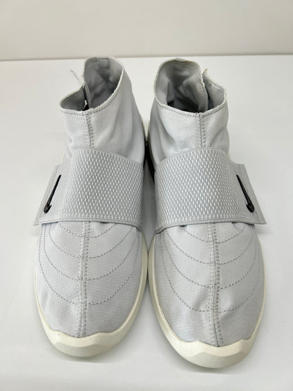 【中古品】【メンズ】 NIKE ナイキ×FEAR OF GOD フィア オブ ゴッド 別注 コラボ MOC PURE PLATINUM AT8086-001モック ピュアプラチナム スニーカー 靴 160-260822-SH-15-hon サイズ：26.5cm US8.5 カラー：グレー 万代Net店