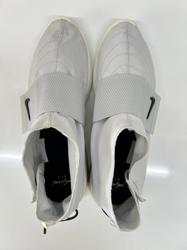 【中古品】【メンズ】 NIKE ナイキ×FEAR OF GOD フィア オブ ゴッド 別注 コラボ MOC PURE PLATINUM AT8086-001モック ピュアプラチナム スニーカー 靴 160-260822-SH-15-hon サイズ：26.5cm US8.5 カラー：グレー 万代Net店