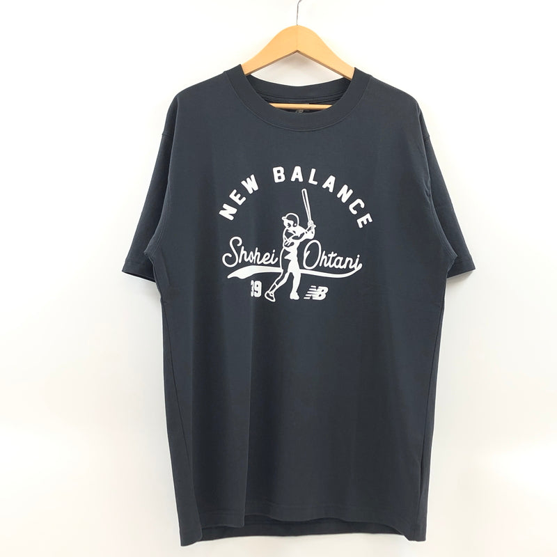 【中古美品】【メンズ】 NEW BALANCE ニューバランス 大谷翔平 MEMORIES SHORT SLEEVE T SHIRT MT51727 半袖Tシャツ トップス 148-261022-hn-01-fur サイズ：M(日本サイズ L) カラー：チャコール系 万代Net店