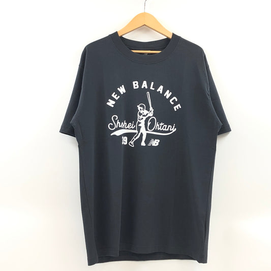 【中古美品】【メンズ】 NEW BALANCE ニューバランス 大谷翔平 MEMORIES SHORT SLEEVE T SHIRT MT51727 半袖Tシャツ トップス 148-261022-hn-01-fur サイズ：M(日本サイズ L) カラー：チャコール系 万代Net店