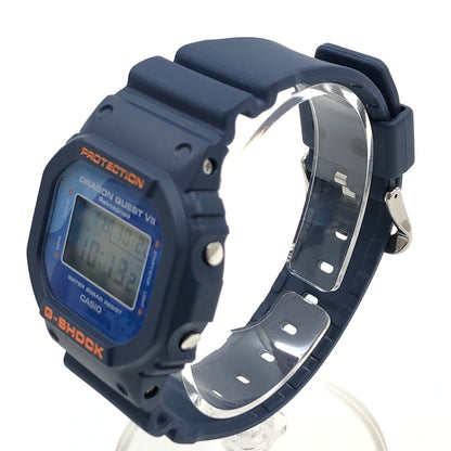 【中古品】【メンズ】 G-SHOCK ジーショック × ドラゴンクエストVII REIMAGINED DW-5600X デジタル 腕時計 196-261022-hn-09-fur カラー：ネイビー 万代Net店