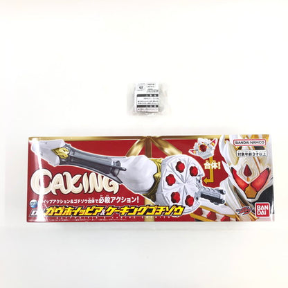 【未使用品】 BANDAI TOYS 仮面ライダーガヴ DXガヴホイッピア&ケーキングゴチゾウ 特典DXブシュエルゴチソウ付き 042-260809-ma-02-fur 万代Net店
