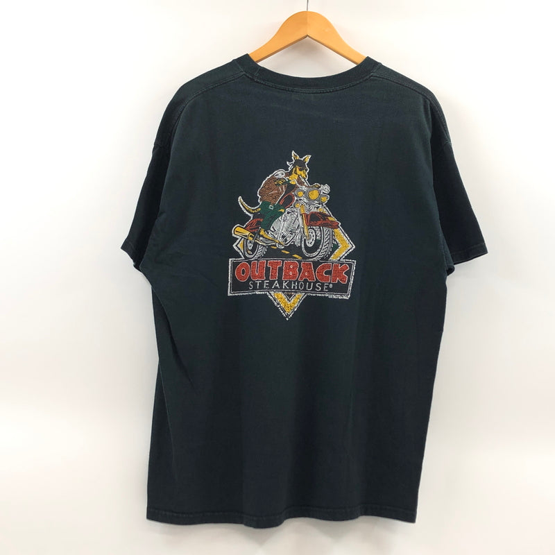 【現状渡し品】【メンズ】 HANES BEEFY ヘインズ ビーフィー "OUTBACK STEAKHOUSE" PRINT S/S TEE プリント 半袖Tシャツ トップス 146-260805-hn-14-fur サイズ：XL カラー：ブラック 万代Net店