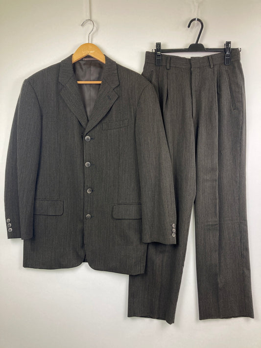 【中古品】【メンズ】 BASIC UOMO COLLECTION ベーシック ウオモ コレクション STRIPE WOOL SETUP SUIT 163-1021-55 ストライプウールセットアップスーツ アウター 147-260826-YS-06-hon サイズ：(90-76-170) パンツ(YA5) カラー：ダークブラウン 万代Net店