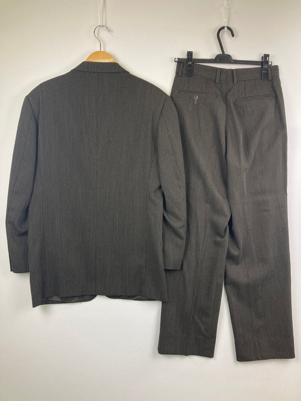【中古品】【メンズ】 BASIC UOMO COLLECTION ベーシック ウオモ コレクション STRIPE WOOL SETUP SUIT 163-1021-55 ストライプウールセットアップスーツ アウター 147-260826-YS-06-hon サイズ：(90-76-170) パンツ(YA5) カラー：ダークブラウン 万代Net店