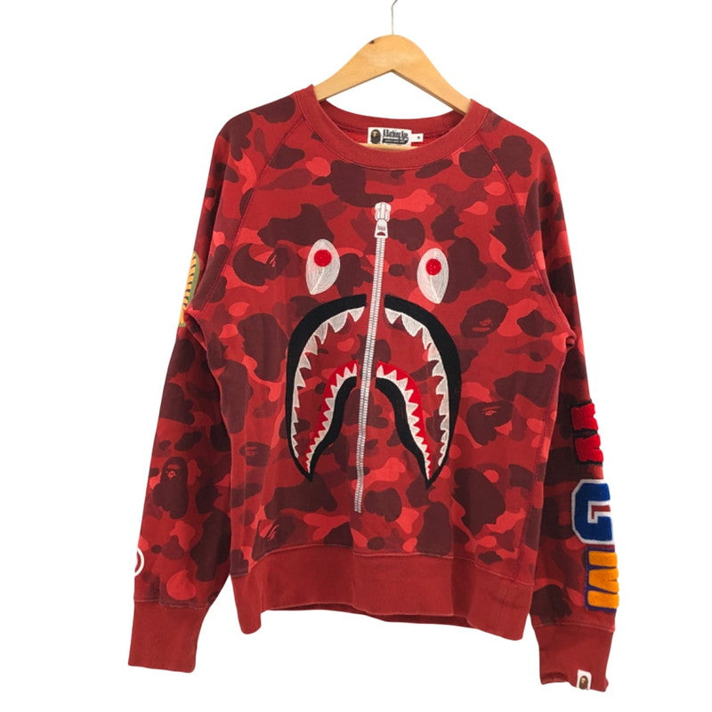 【中古品】【メンズ】 A BATHING APE アベイシングエイプ COLOR CAMO EMBROIDERY SHARK CREWNECK カラーカモ エンブロイダリー シャーク クルーネック スウェット トレーナー トップス 142-251215-hn-06-fur サイズ：M カラー：レッド系/カモフラージュ 万代Net店
