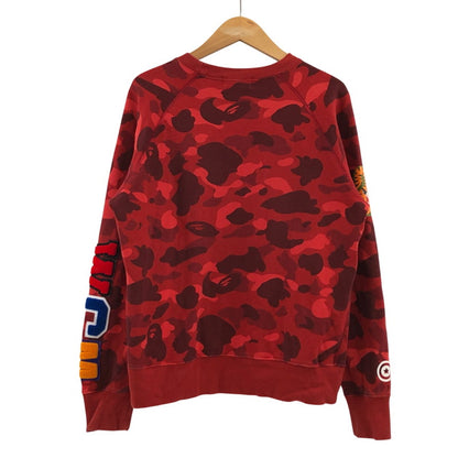 【中古品】【メンズ】 A BATHING APE アベイシングエイプ COLOR CAMO EMBROIDERY SHARK CREWNECK カラーカモ エンブロイダリー シャーク クルーネック スウェット トレーナー トップス 142-251215-hn-06-fur サイズ：M カラー：レッド系/カモフラージュ 万代Net店