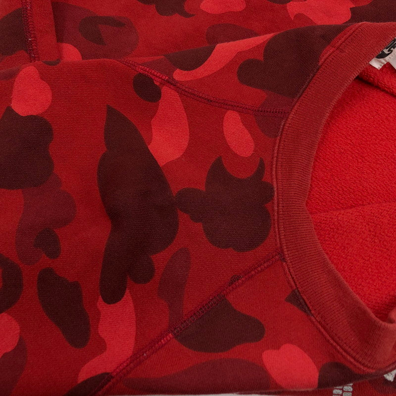 【中古品】【メンズ】 A BATHING APE アベイシングエイプ COLOR CAMO EMBROIDERY SHARK CREWNECK カラーカモ エンブロイダリー シャーク クルーネック スウェット トレーナー トップス 142-251215-hn-06-fur サイズ：M カラー：レッド系/カモフラージュ 万代Net店