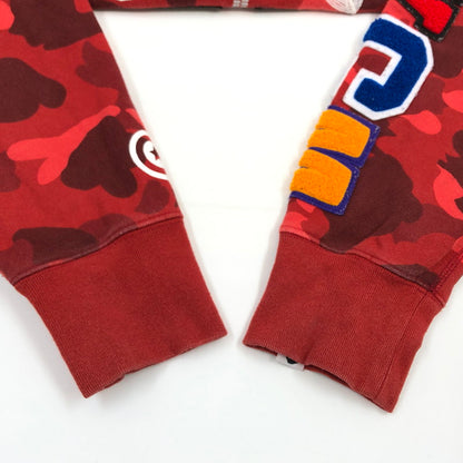 【中古品】【メンズ】 A BATHING APE アベイシングエイプ COLOR CAMO EMBROIDERY SHARK CREWNECK カラーカモ エンブロイダリー シャーク クルーネック スウェット トレーナー トップス 142-251215-hn-06-fur サイズ：M カラー：レッド系/カモフラージュ 万代Net店