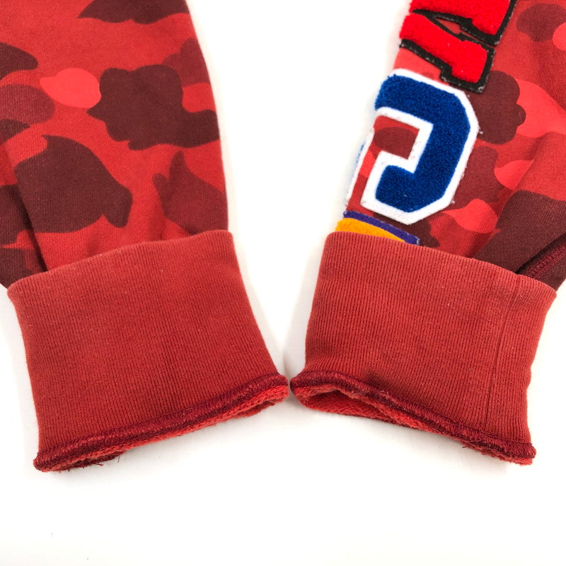 【中古品】【メンズ】 A BATHING APE アベイシングエイプ COLOR CAMO EMBROIDERY SHARK CREWNECK カラーカモ エンブロイダリー シャーク クルーネック スウェット トレーナー トップス 142-251215-hn-06-fur サイズ：M カラー：レッド系/カモフラージュ 万代Net店