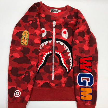 【中古品】【メンズ】 A BATHING APE アベイシングエイプ COLOR CAMO EMBROIDERY SHARK CREWNECK カラーカモ エンブロイダリー シャーク クルーネック スウェット トレーナー トップス 142-251215-hn-06-fur サイズ：M カラー：レッド系/カモフラージュ 万代Net店
