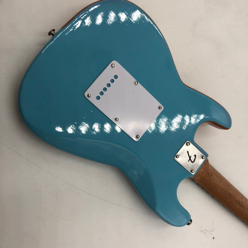 【中古品】 ビートルズ　ジョージ・ハリスン　フェンダー　ロッキー　ストラトキャスター　オフィシャル　ミニギター　レプリカ　1/4スケール　公式グッズ 055-251103-ns-4-tei 万代Net店