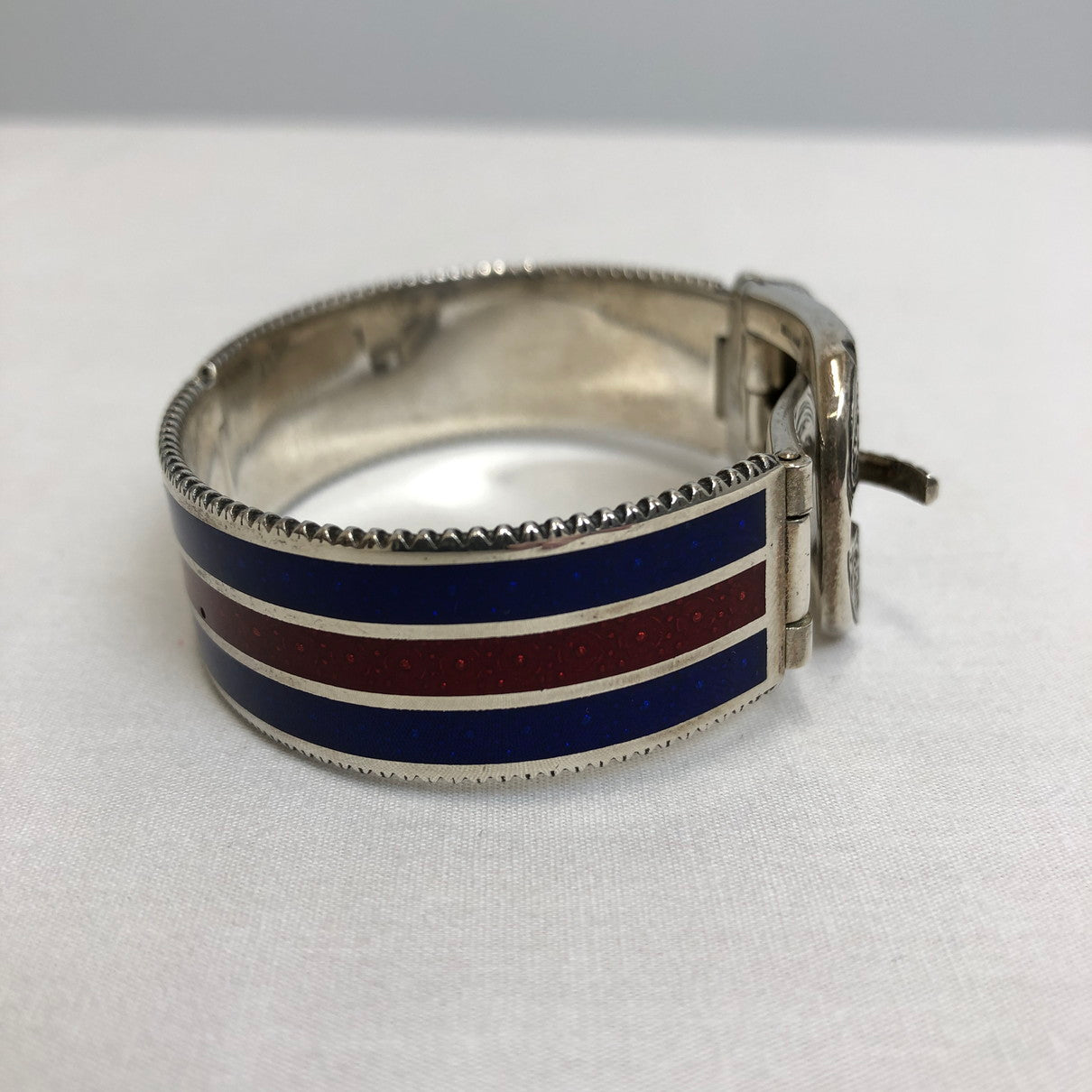 【中古品】【メンズ/レディース】 GUCCI グッチ ベルト装飾バングル  182-231116-182-231116-hs-2-tom-tom カラー：レッド ブルー シルバー 万代Net店