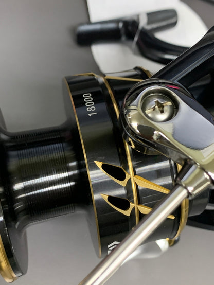 【ジャンク品】 ダイワ 22カルディアSW 18000 スピニングリール 釣り 釣り具等 本体のみ 134-260204-em-04-min 万代Net店
